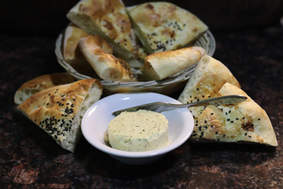 Türk Ekmeği ve Otlu Tereyağı